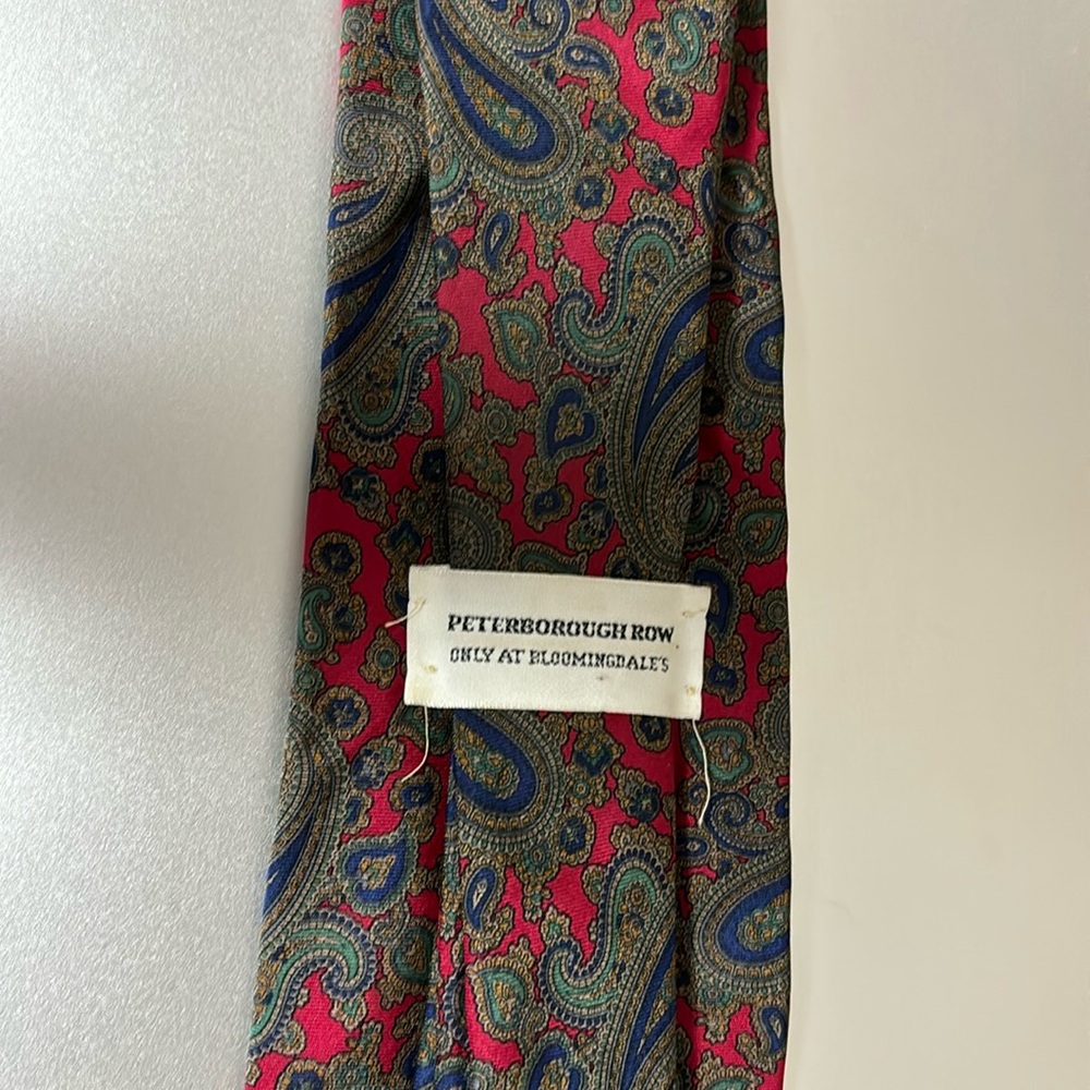 Men’s silk tie, looks new. Great shape.